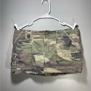 Y2K Abercrombie green low rise camo cargo skirt